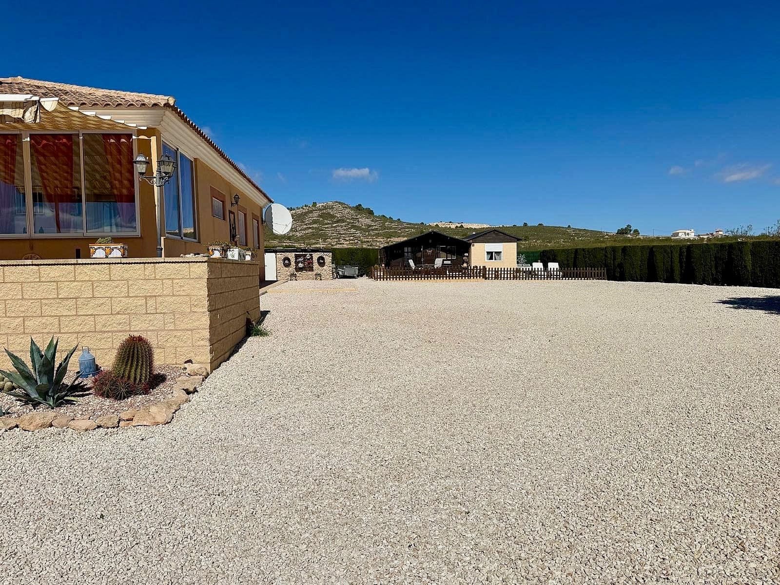 4 bedroom Villa for sale in Pinoso with pool garage - € 365,000 (Ref: 10154587)