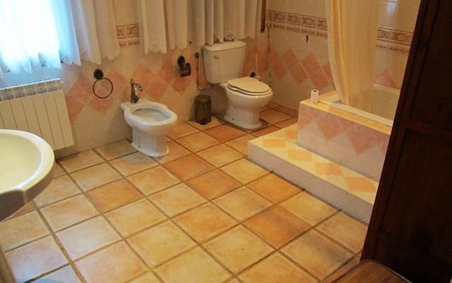 6 slaapkamer Villa te koop in Yecla met zwembad - € 590.000 (Ref: 3611746)