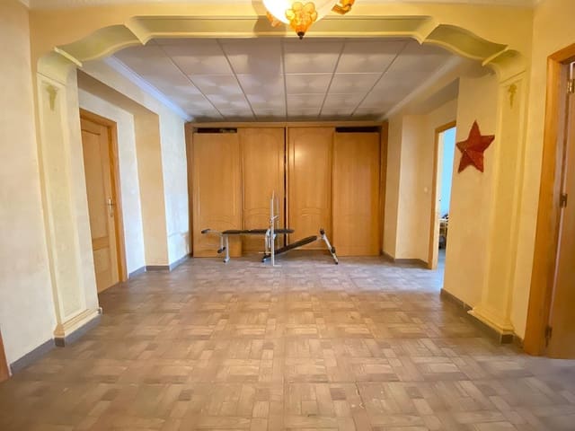 7 bedroom Townhouse for sale in Pinoso with pool - € 149,995 (Ref: 4115874)