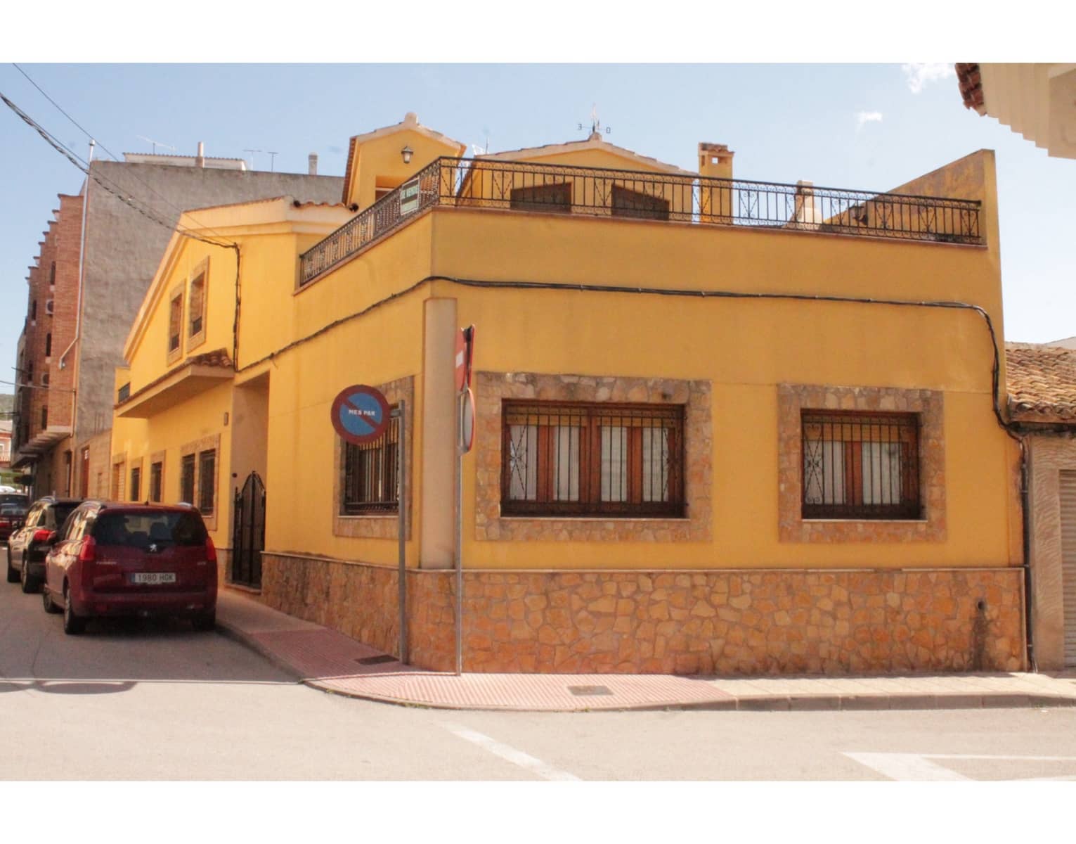 4 bedroom Townhouse for sale in Pinoso with pool - € 233,500 (Ref: 4309577)