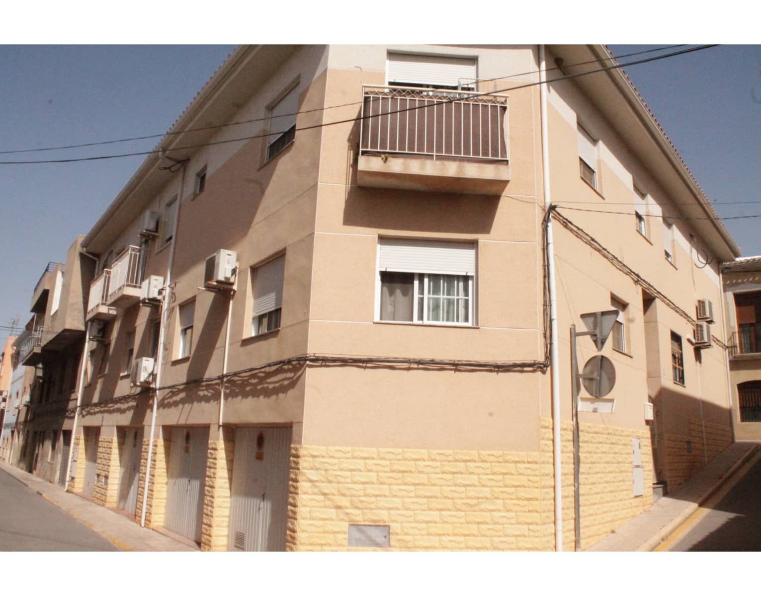 3 bedroom Townhouse for sale in Pinoso with pool - € 139,995 (Ref: 4309611)