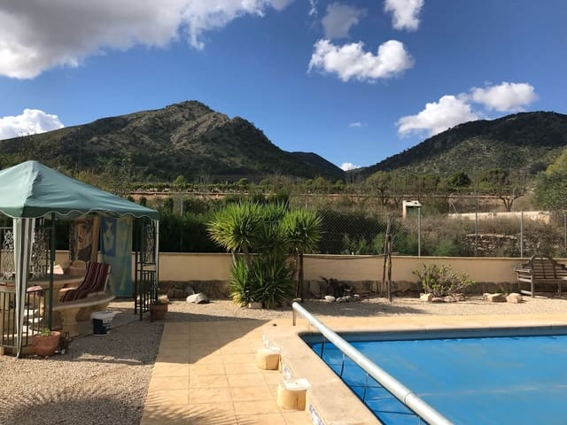 6 soveværelse Finca/Landehus til salg i La Romana med swimmingpool garage - € 325.000 (Ref: 4309633)