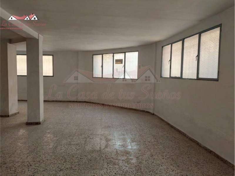 Kommersiell til salgs i Sax med svømmebasseng - € 30 000 (Ref: 4309752)