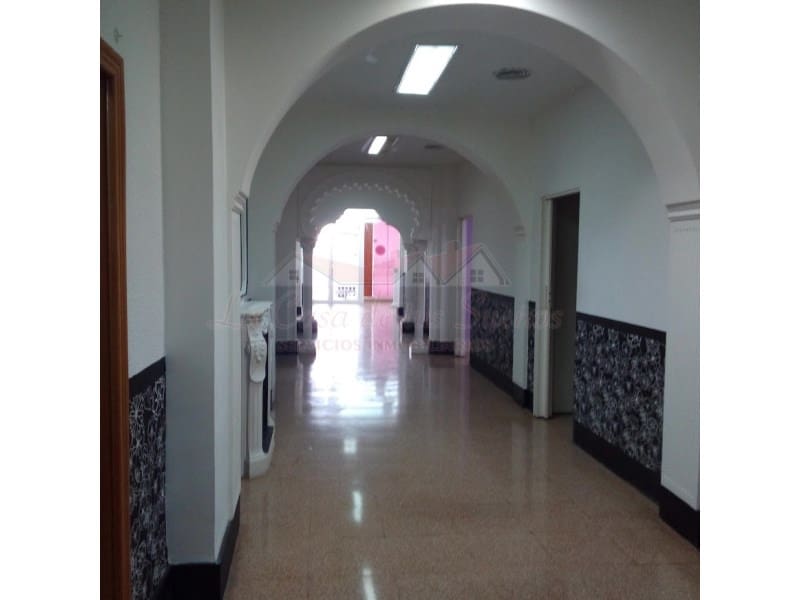 Kommersiell til salgs i Sax med svømmebasseng - € 190 000 (Ref: 4309756)