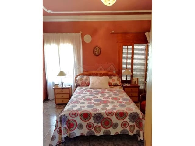 6 bedroom Townhouse for sale in Caudete with pool - € 183,000 (Ref: 4309767)