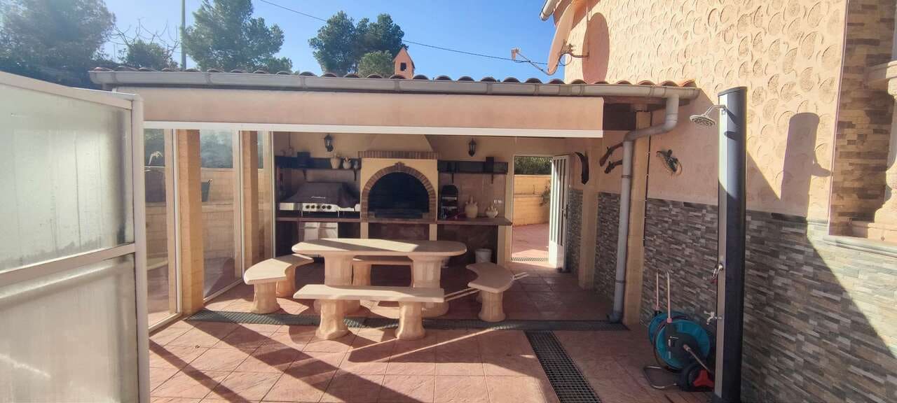 3 bedroom Villa for sale in Pinoso with pool - € 399,995 (Ref: 4309789)