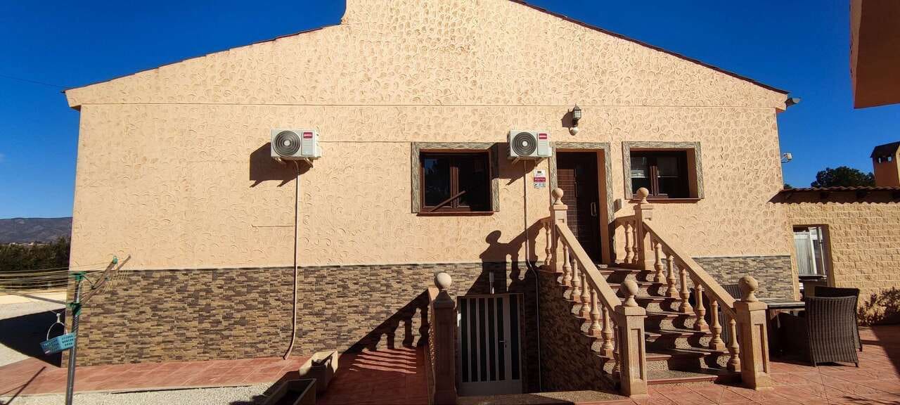 3 bedroom Villa for sale in Pinoso with pool - € 399,995 (Ref: 4309789)