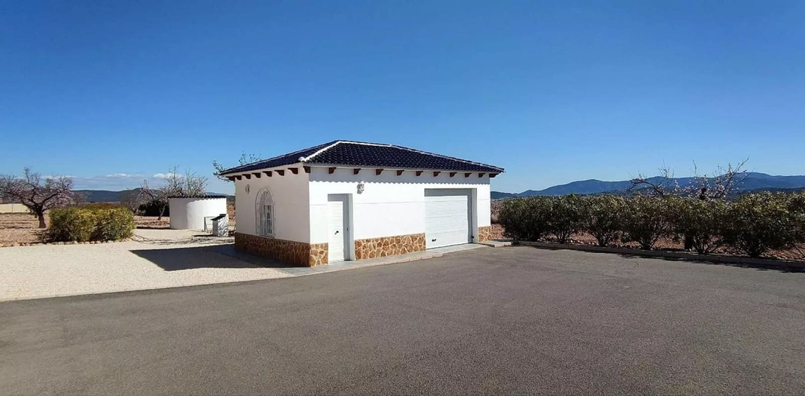 4 bedroom Villa for sale in Pinoso with pool garage - € 475,000 (Ref: 4309810)
