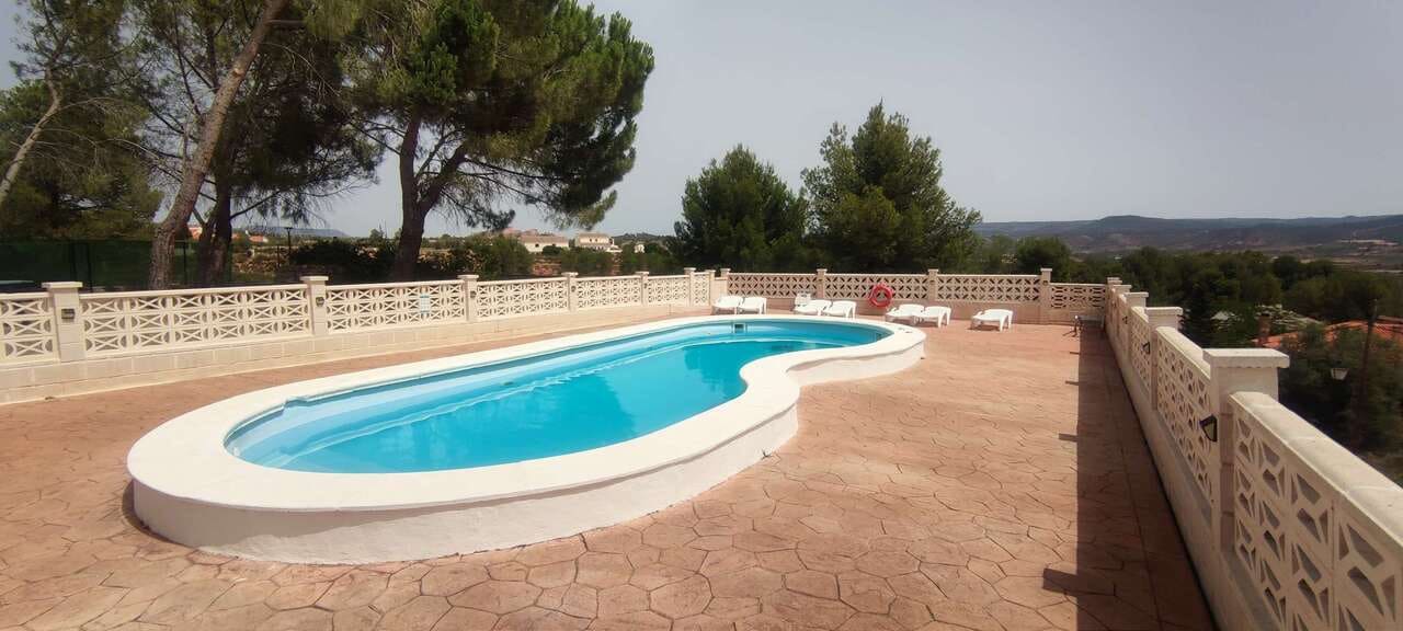 9 soveværelse Erhverv til salg i Ayora med swimmingpool - € 620.000 (Ref: 4309839)