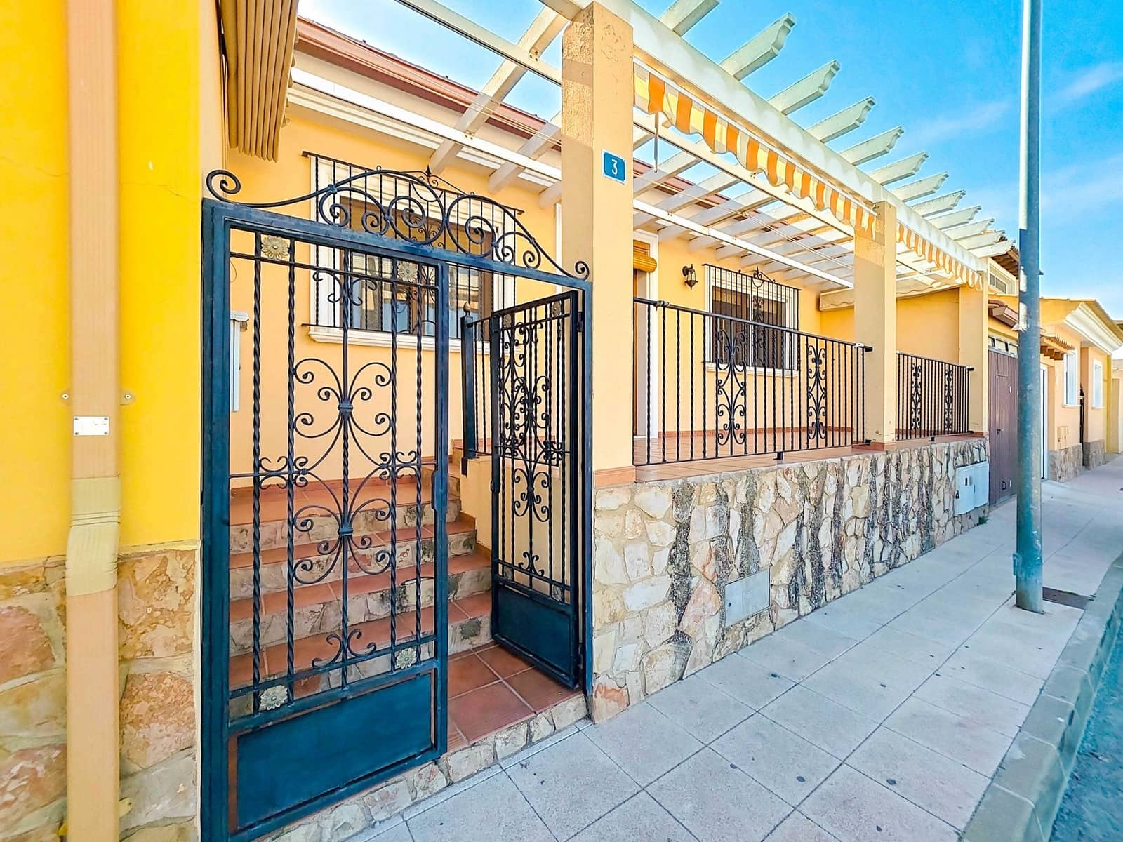 3 slaapkamer Huis te koop in Pinoso met zwembad garage - € 199.000 (Ref: 4386437)