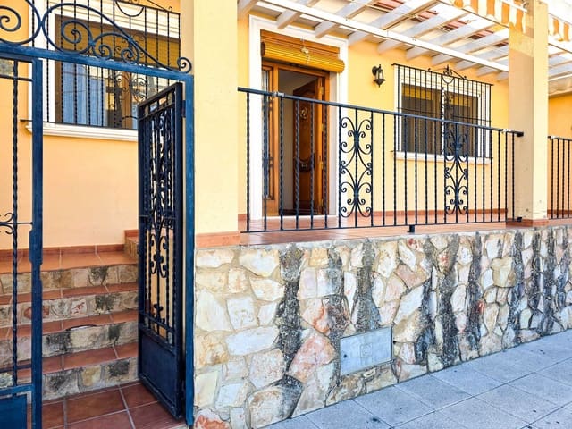 3 Zimmer Haus zu verkaufen in Pinoso mit Pool Garage - 199.000 € (Ref: 4386437)