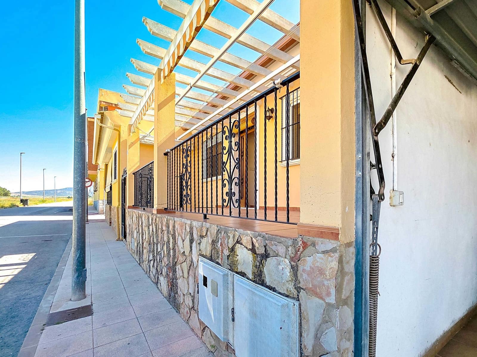 3 slaapkamer Huis te koop in Pinoso met zwembad garage - € 199.000 (Ref: 4386437)