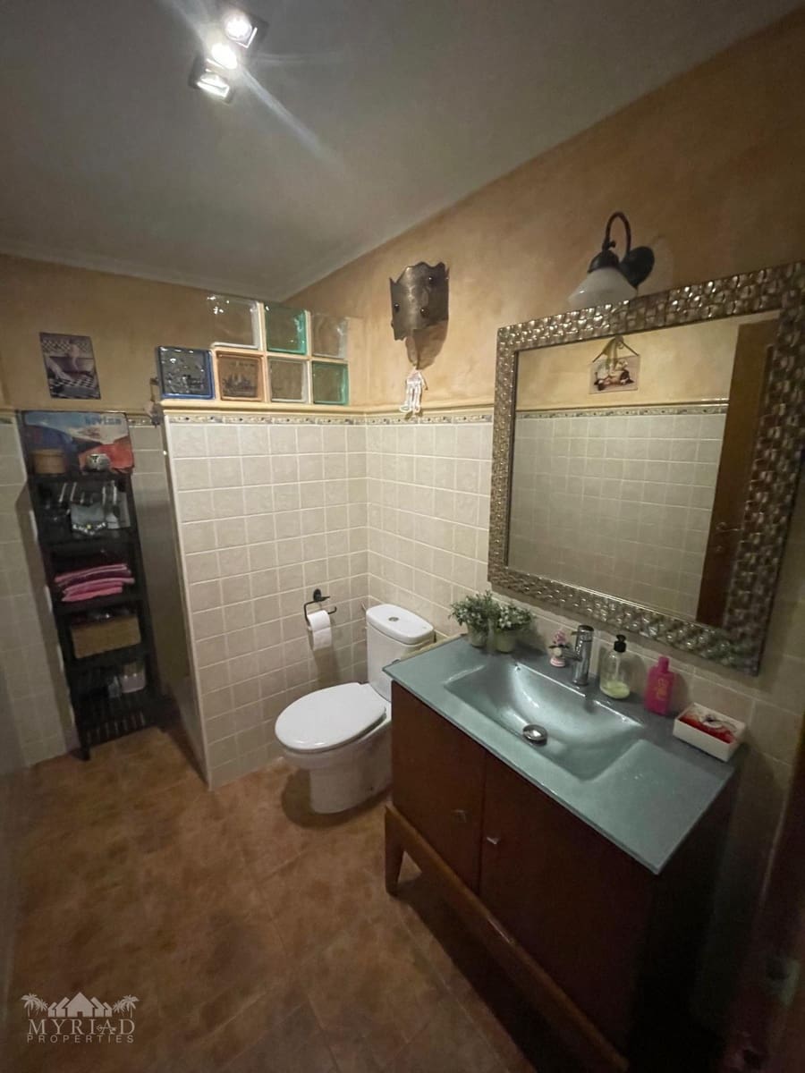 4 makuuhuone Omakotitalo myytävänä paikassa Pinoso mukana uima-altaan - 195 000 € (Ref: 4579570)