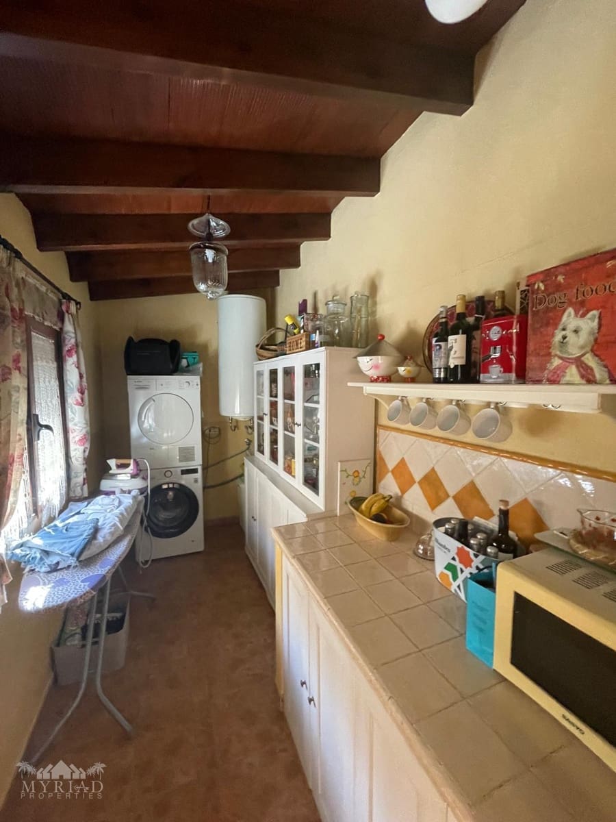 4 makuuhuone Omakotitalo myytävänä paikassa Pinoso mukana uima-altaan - 195 000 € (Ref: 4579570)