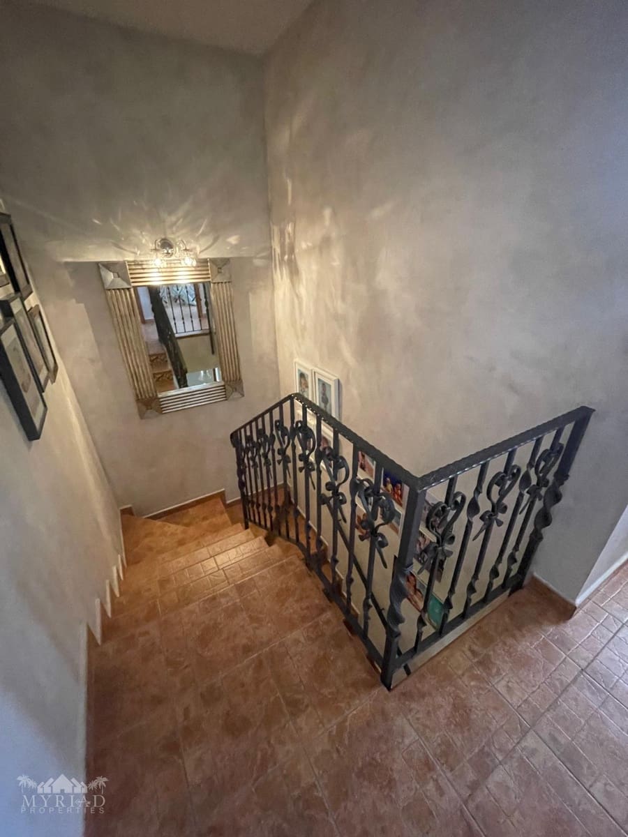 4 makuuhuone Omakotitalo myytävänä paikassa Pinoso mukana uima-altaan - 195 000 € (Ref: 4579570)