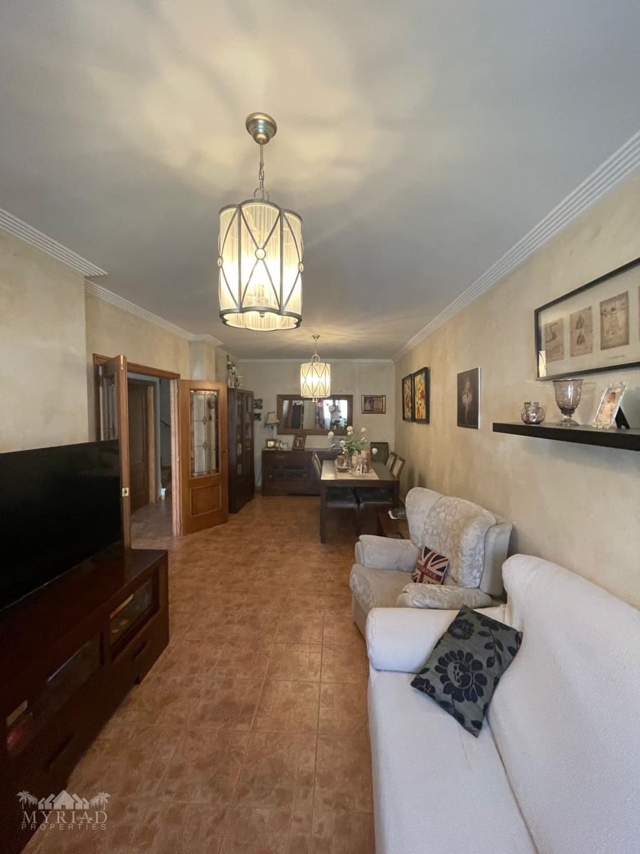 4 makuuhuone Omakotitalo myytävänä paikassa Pinoso mukana uima-altaan - 195 000 € (Ref: 4579570)