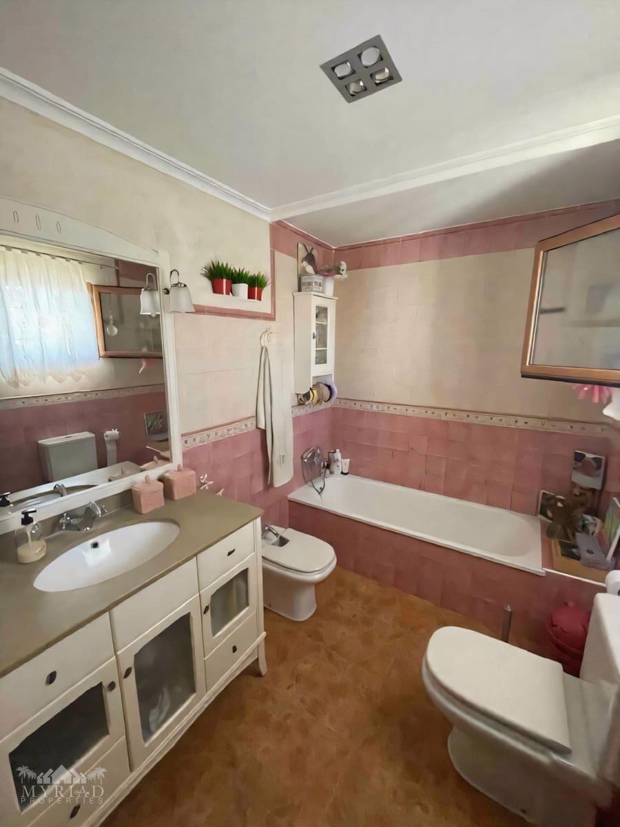 4 makuuhuone Omakotitalo myytävänä paikassa Pinoso mukana uima-altaan - 195 000 € (Ref: 4579570)