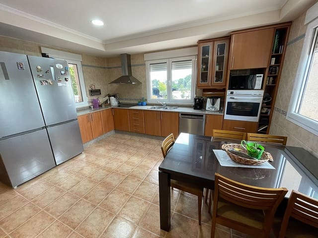 Chalet de 4 habitaciones en Yecla en venta con piscina - 359.995 € (Ref: 4704733)