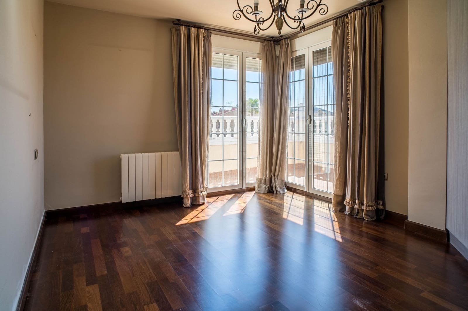 Chalet de 3 habitaciones en Elda en venta con piscina - 430.000 € (Ref: 4880372)