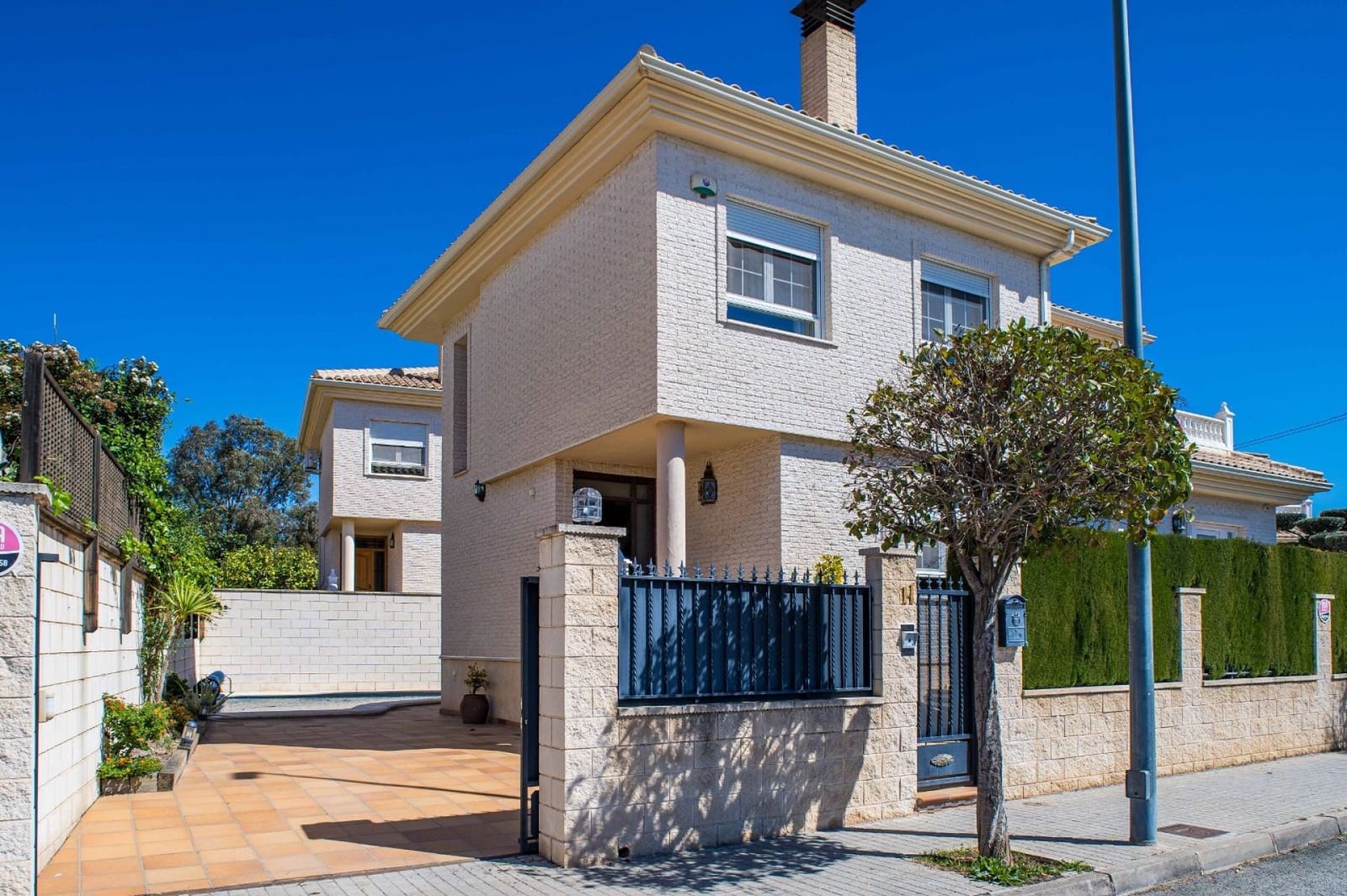 Chalet de 3 habitaciones en Elda en venta con piscina - 430.000 € (Ref: 4880372)