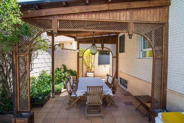 Chalet de 3 habitaciones en Elda en venta con piscina - 430.000 € (Ref: 4880372)