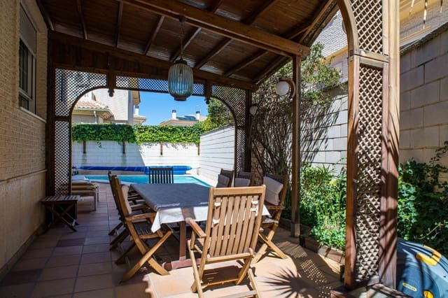 Chalet de 3 habitaciones en Elda en venta con piscina - 430.000 € (Ref: 4880372)