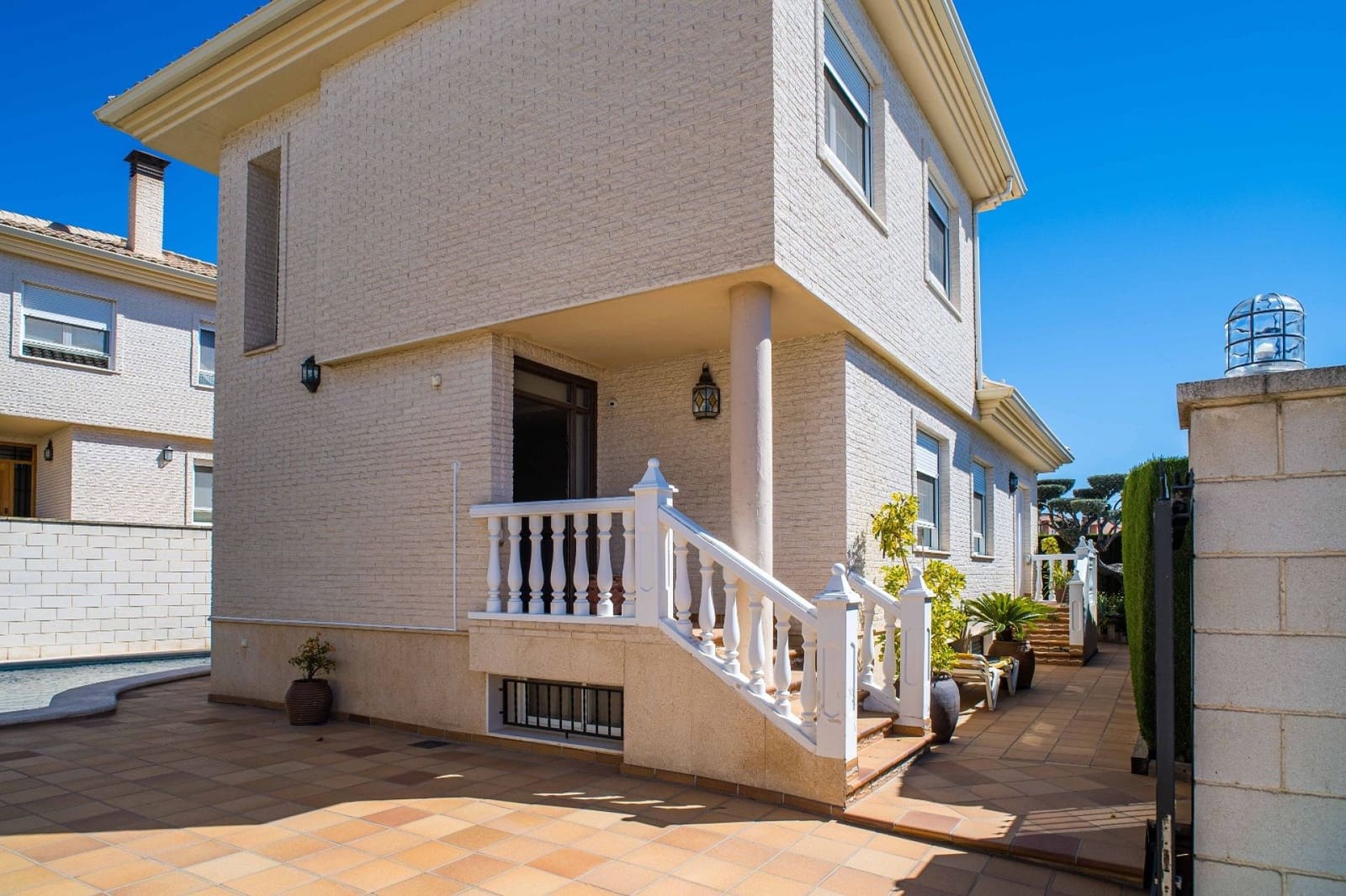 Chalet de 3 habitaciones en Elda en venta con piscina - 430.000 € (Ref: 4880372)