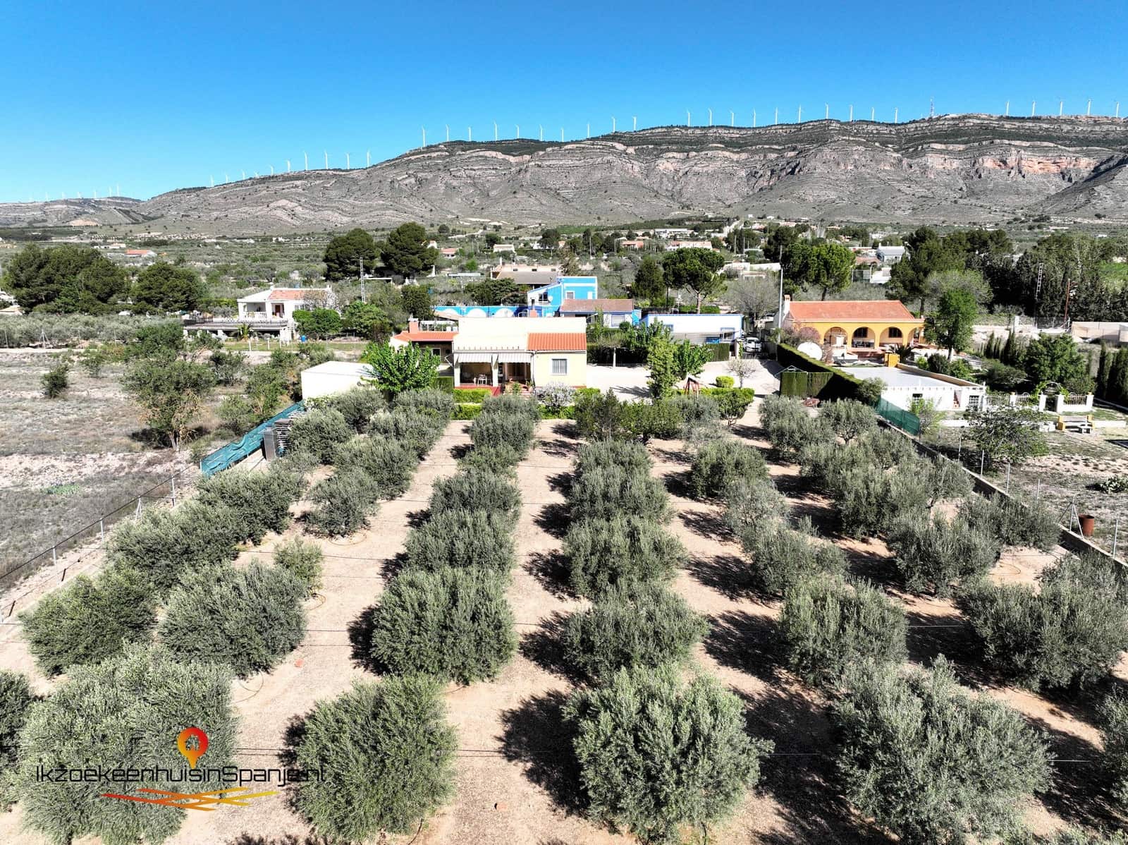 4 bedroom Villa for sale in Caudete with garage - € 209,950 (Ref: 5123177)