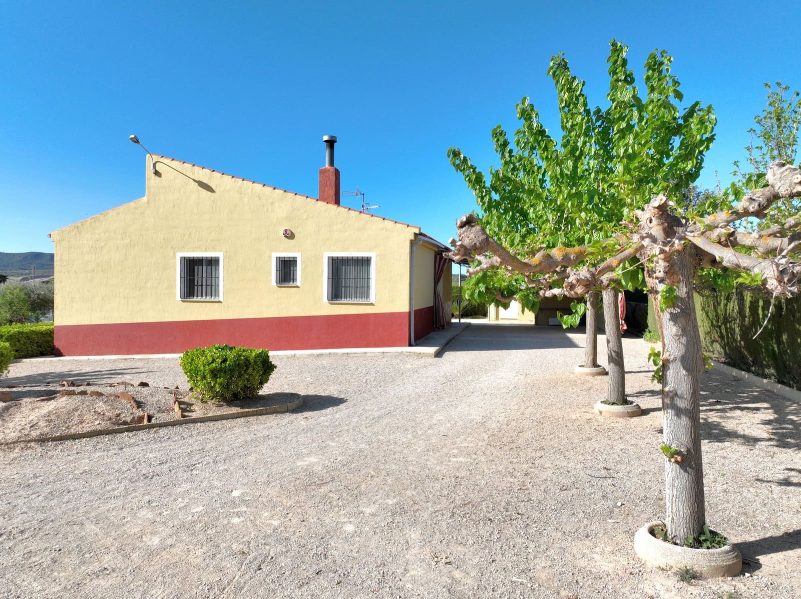4 bedroom Villa for sale in Caudete with garage - € 209,950 (Ref: 5123177)