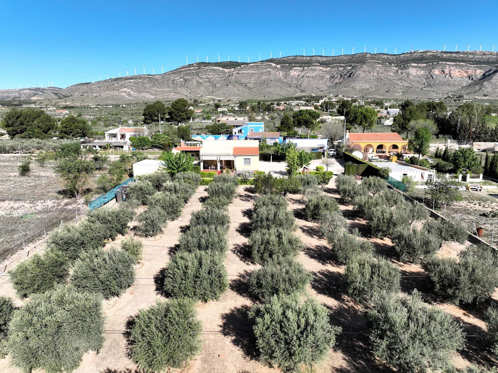 4 bedroom Villa for sale in Caudete with garage - € 209,950 (Ref: 5123177)