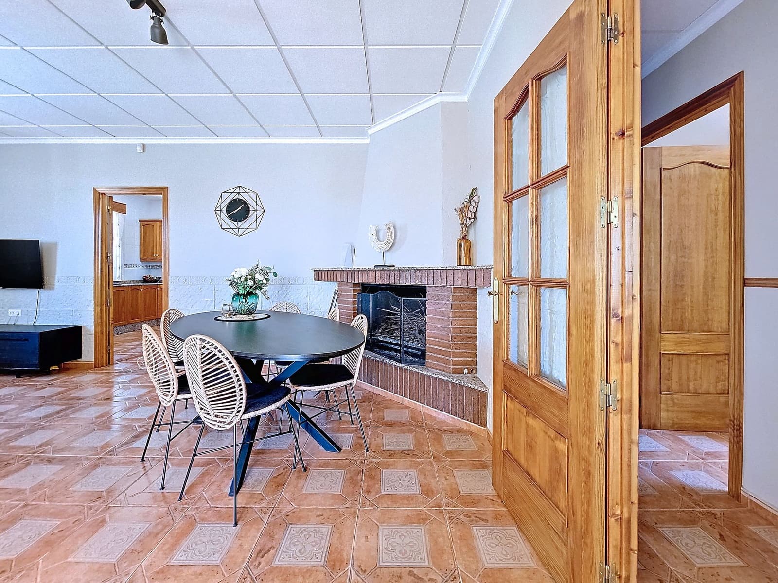 4 bedroom Villa for sale in Caudete with garage - € 209,950 (Ref: 5123177)