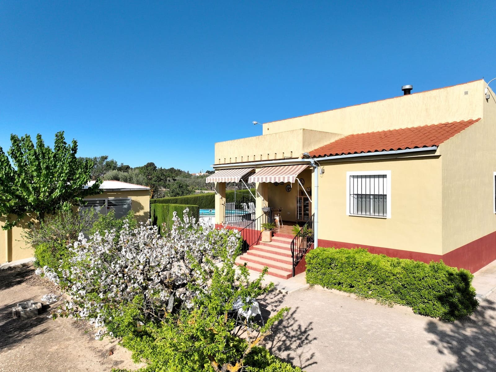 4 bedroom Villa for sale in Caudete with garage - € 209,950 (Ref: 5123177)