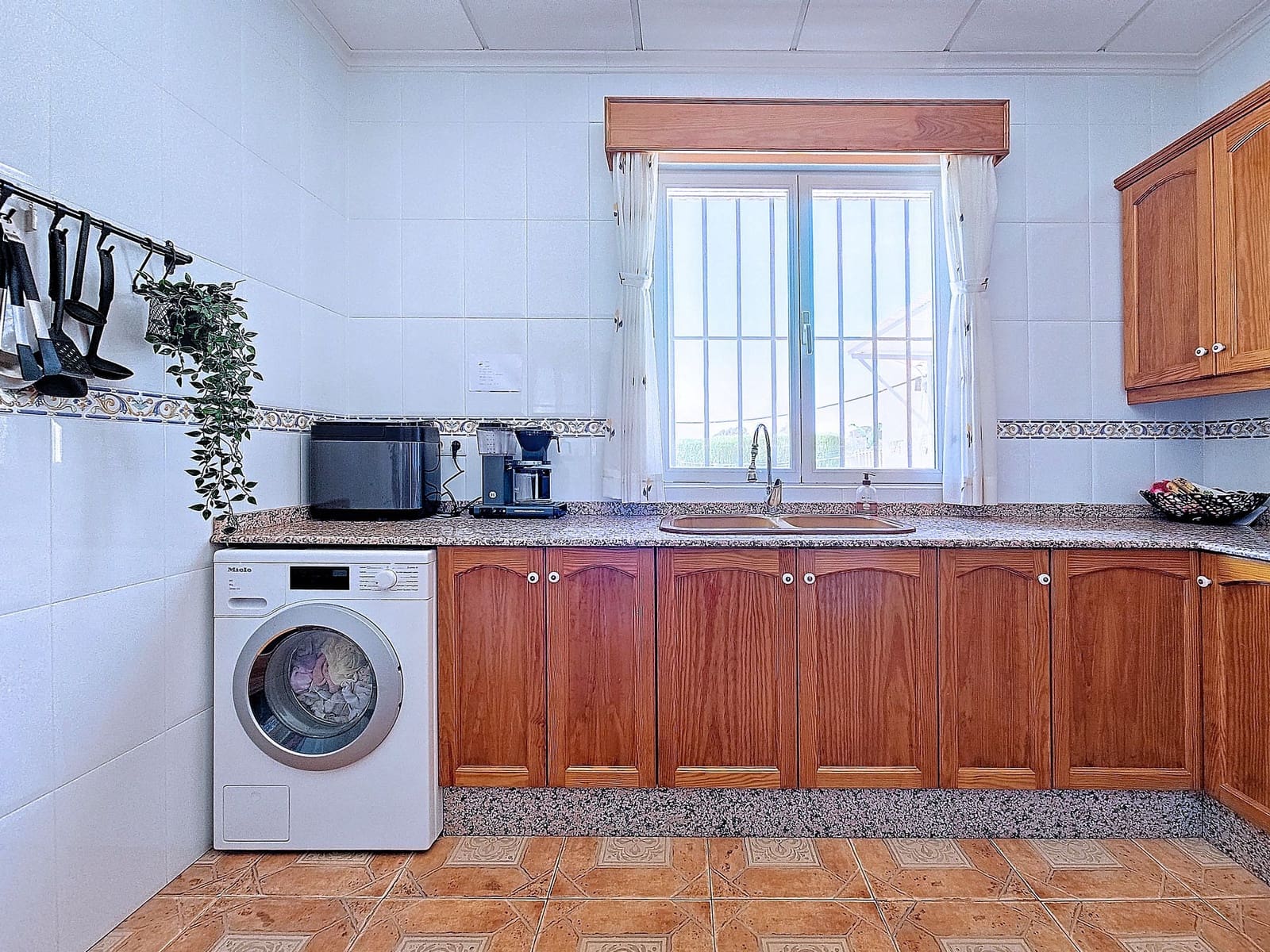 4 bedroom Villa for sale in Caudete with garage - € 209,950 (Ref: 5123177)