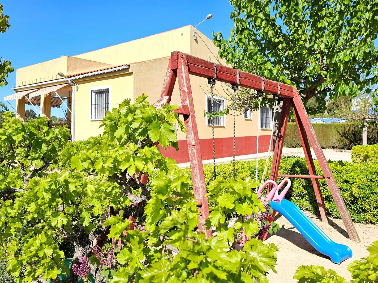 4 bedroom Villa for sale in Caudete with garage - € 209,950 (Ref: 5123177)