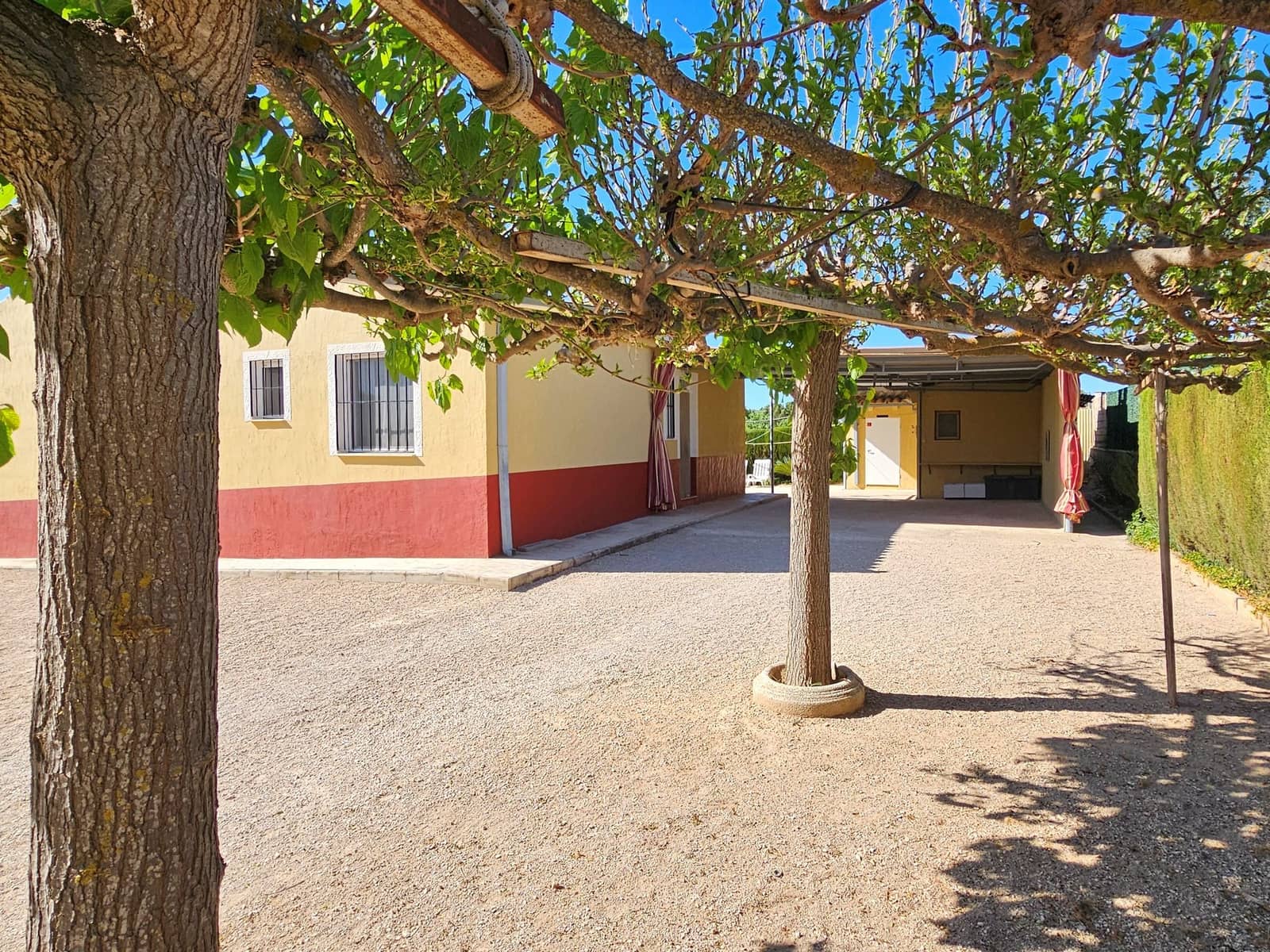 4 bedroom Villa for sale in Caudete with garage - € 209,950 (Ref: 5123177)