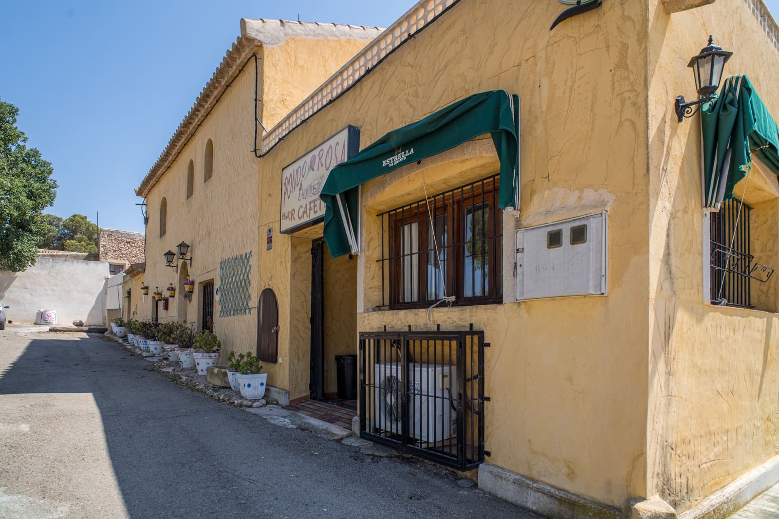 Chalet de 5 habitaciones en Pinoso en venta con piscina - 399.995 € (Ref: 5643594)