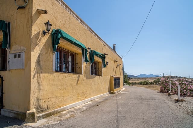 Chalet de 5 habitaciones en Pinoso en venta con piscina - 399.995 € (Ref: 5643594)
