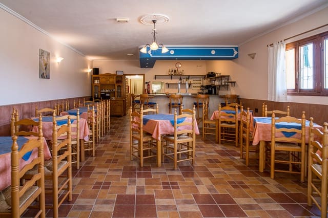 Chalet de 5 habitaciones en Pinoso en venta con piscina - 399.995 € (Ref: 5643594)