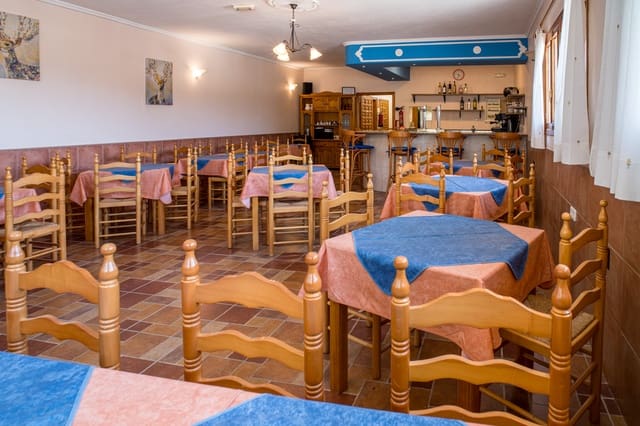 Chalet de 5 habitaciones en Pinoso en venta con piscina - 399.995 € (Ref: 5643594)
