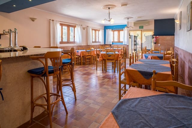 Chalet de 5 habitaciones en Pinoso en venta con piscina - 399.995 € (Ref: 5643594)