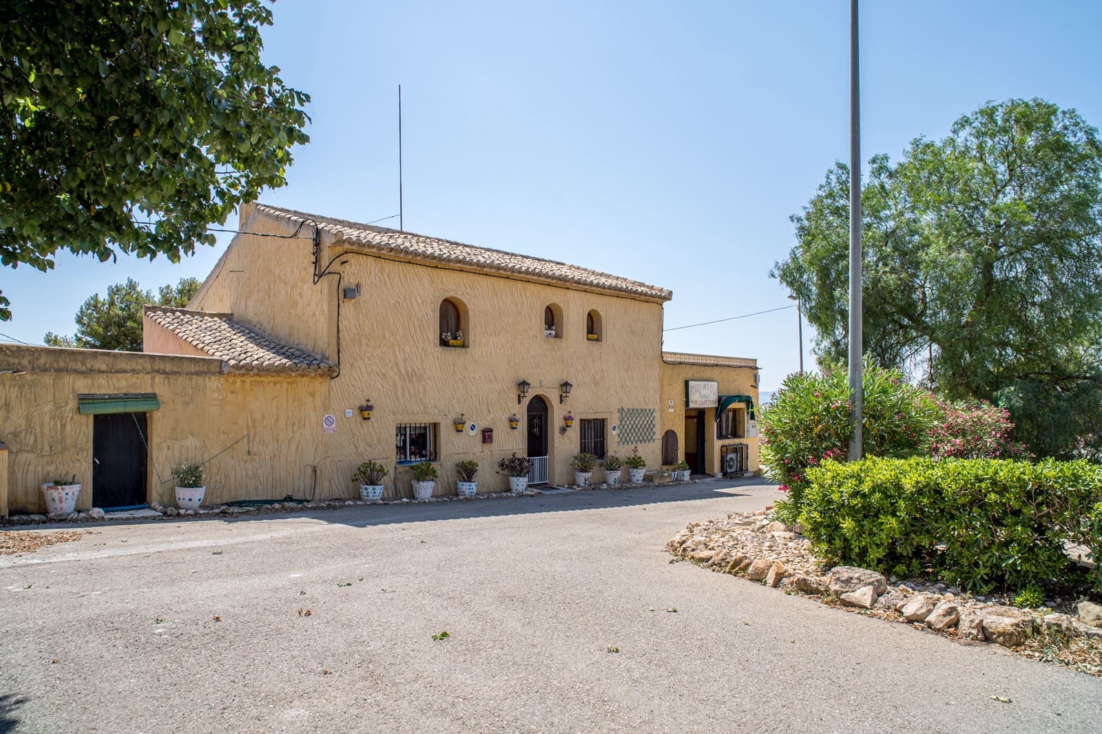 Chalet de 5 habitaciones en Pinoso en venta con piscina - 399.995 € (Ref: 5643594)