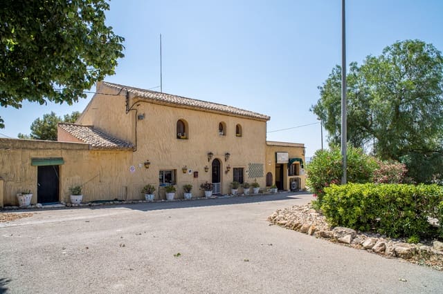 Chalet de 5 habitaciones en Pinoso en venta con piscina - 399.995 € (Ref: 5643594)