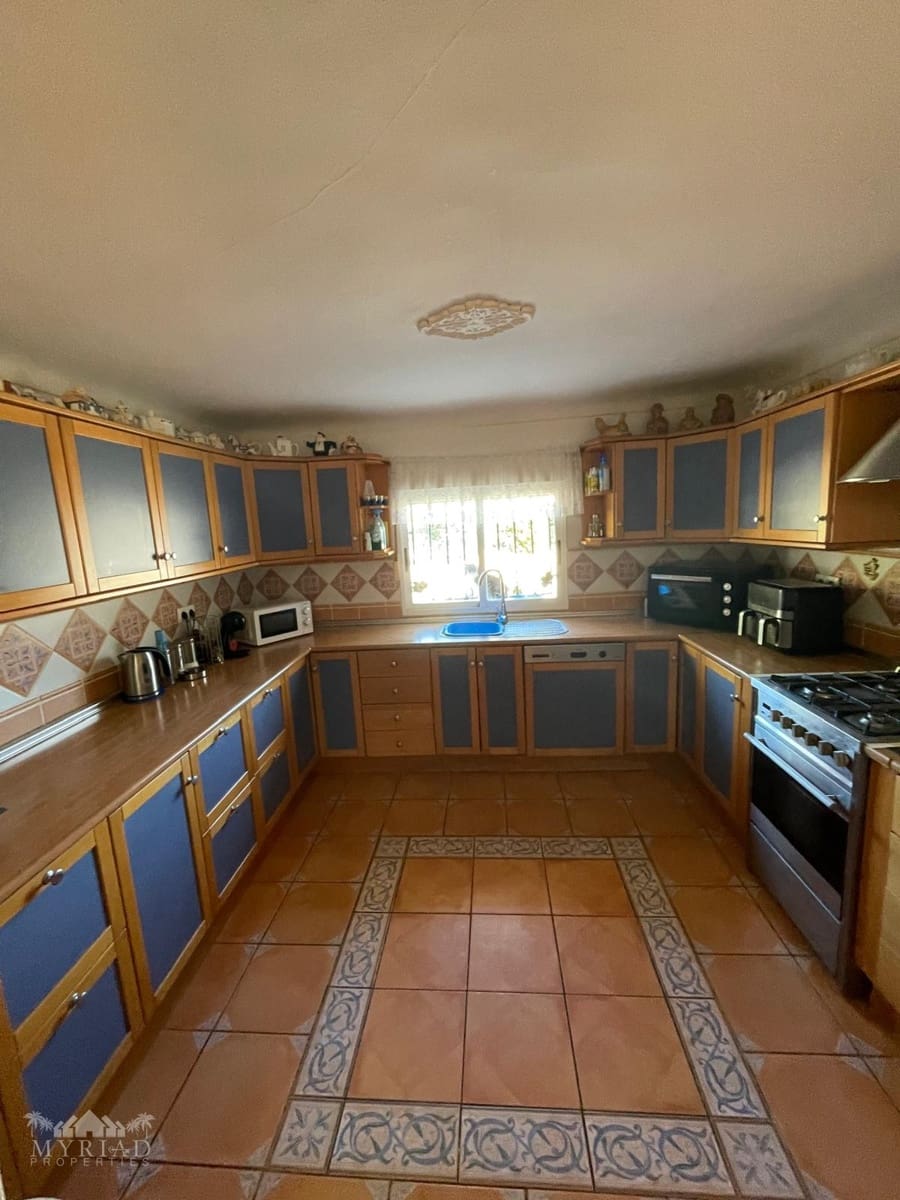 6 bedroom Finca/Country House for sale in Pinoso with pool - € 395,000 (Ref: 6382555)