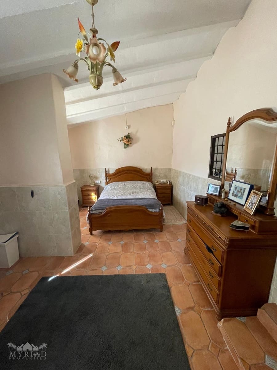 6 bedroom Finca/Country House for sale in Pinoso with pool - € 395,000 (Ref: 6382555)