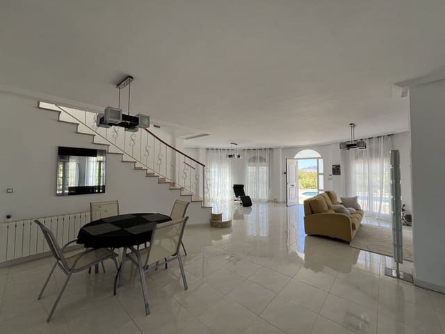 Chalet de 4 habitaciones en Pinoso en venta con piscina garaje - 475.000 € (Ref: 8649735)