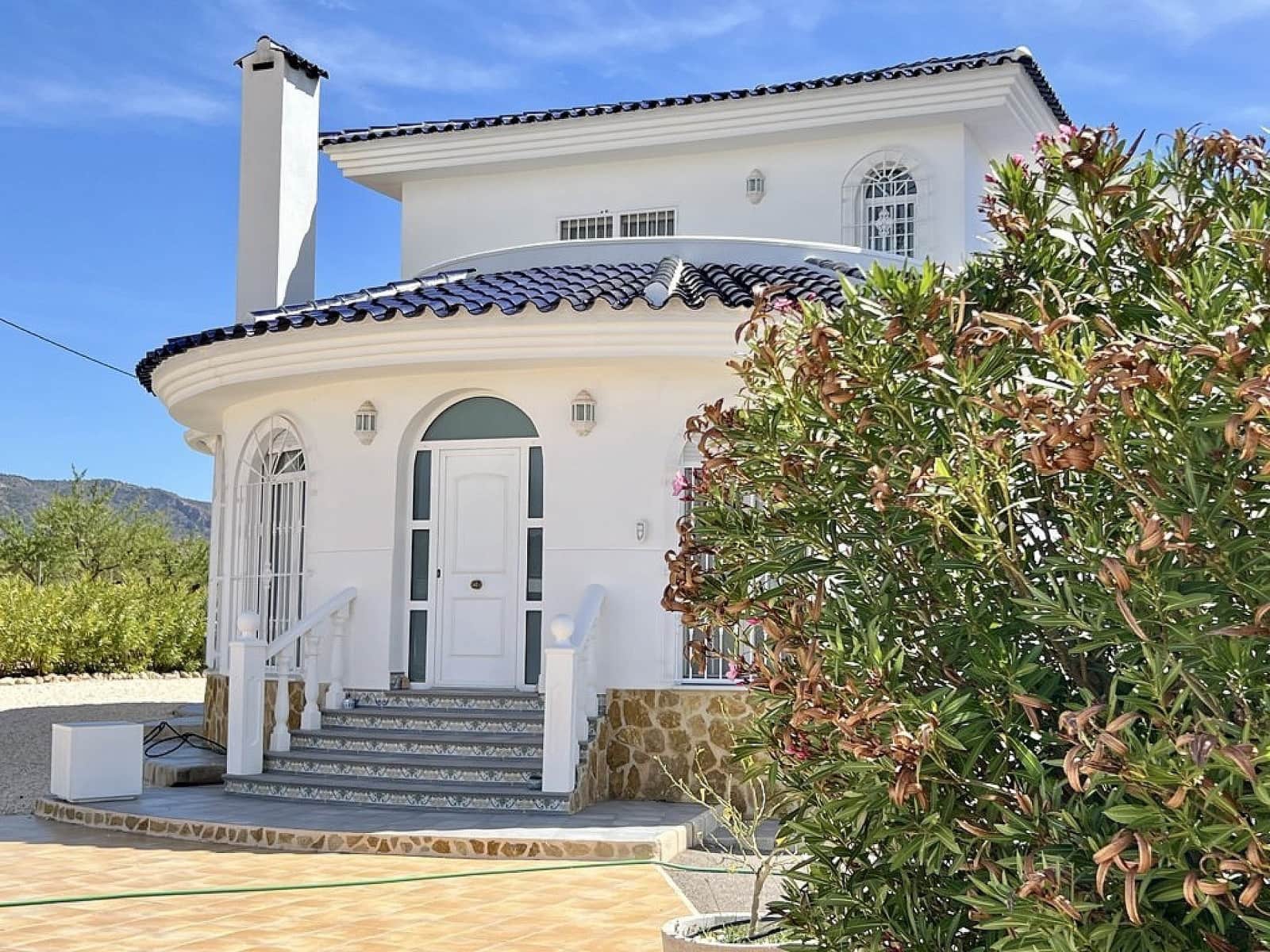 4 bedroom Villa for sale in Pinoso with pool garage - € 475,000 (Ref: 8649735)