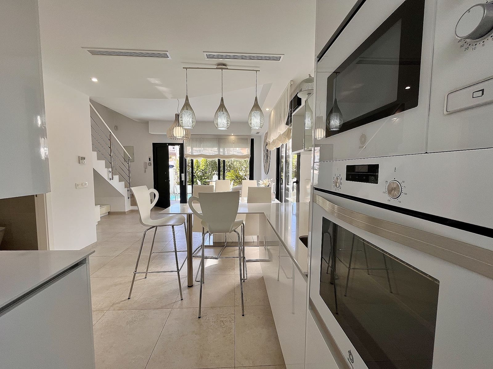 3 slaapkamer Huis te koop in Villamartin met zwembad - € 350.000 (Ref: 8982128)