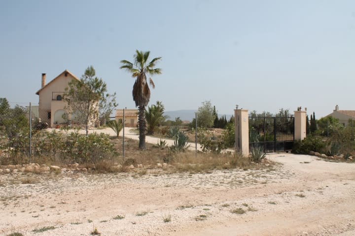 4 soveværelse Finca/Landehus til salg i Pinoso med swimmingpool - € 324.000 (Ref: 9202211)