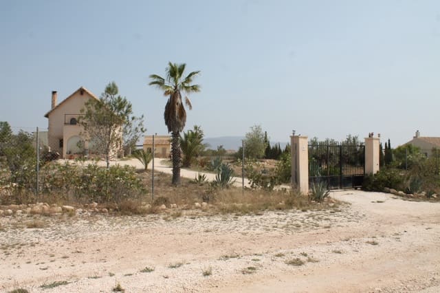 4 soveværelse Finca/Landehus til salg i Pinoso med swimmingpool - € 324.000 (Ref: 9202211)