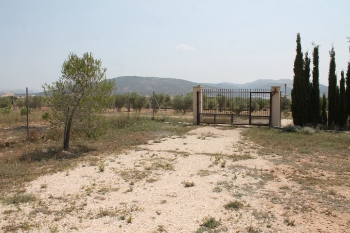 4 soveværelse Finca/Landehus til salg i Pinoso med swimmingpool - € 324.000 (Ref: 9202211)